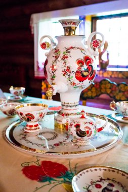 Rus çay töreni ile masaya semaver ayakta