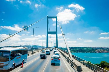 Istanbul, Türkiye - 11 Temmuz 2017: Trafik Boğaziçi Köprüsü'nde. Istanbul 'un Avrupa waterside ile Asya waterside bağlayan Boğaz köprüsünde