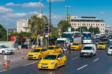Istanbul, Türkiye, 11 Temmuz 2017: bitirim Istanbul'da. Trafik karayolu üzerinde. Türkiye