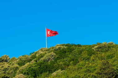 Mavi gökyüzünde dalgalanan Türk bayrağı