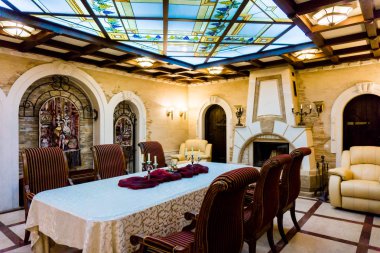 Cricova, Moldova - 01 Ocak 2015: Yeraltı şarap örnekleme salonu. Şarap mahzenleri Cricova, bu ikinci en büyük şarap mahzeni Moldova