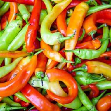 biber piyasada. Çok renkli biber