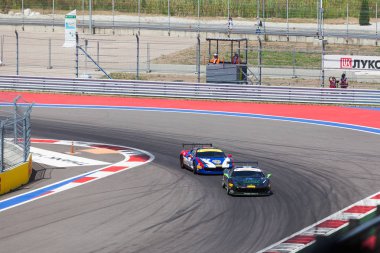 SOCHI, RUSSIA - 31 Temmuz 2016: Sochi Autodrome 'da ön eleme yarışları. İnanılmaz Sochi Şehir Yarış Gösterisi