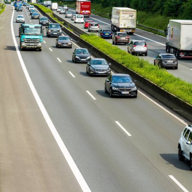Düsseldorf, Almanya-Ağustos 21,2017: Araba trafik Almanya'daki otoyollar üzerindeki
