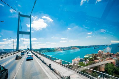 Istanbul, Türkiye - 11 Temmuz 2017: Trafik Boğaziçi Köprüsü'nde. Istanbul 'un Avrupa waterside ile Asya waterside bağlayan Boğaz köprüsünde