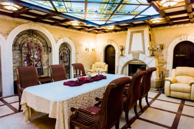 Cricova, Moldova - 01 Ocak 2015: Yeraltı şarap örnekleme salonu. Şarap mahzenleri Cricova, bu ikinci en büyük şarap mahzeni Moldova