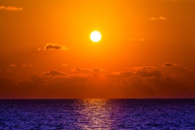 güzel gökyüzü günbatımı Denizi ile 