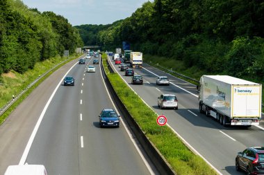 Düsseldorf, Almanya-Ağustos 21,2017: Araba trafik Almanya'daki otoyollar üzerindeki