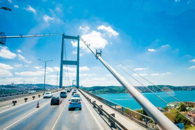 Istanbul, Türkiye - 11 Temmuz 2017: Trafik Boğaziçi Köprüsü'nde. Istanbul 'un Avrupa waterside ile Asya waterside bağlayan Boğaz köprüsünde