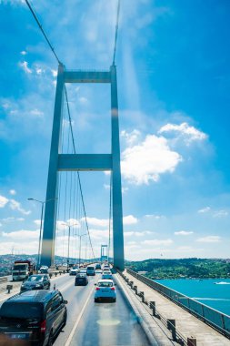 Istanbul, Türkiye - 11 Temmuz 2017: Trafik Boğaziçi Köprüsü'nde. Istanbul 'un Avrupa waterside ile Asya waterside bağlayan Boğaz köprüsünde
