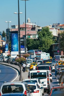 Istanbul, Türkiye, 11 Temmuz 2017: bitirim Istanbul'da. Trafik karayolu üzerinde. Türkiye