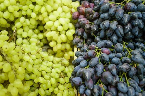 Uvas Mercado Uvas Verdes Frescas Uvas Púrpuras —  Fotos de Stock