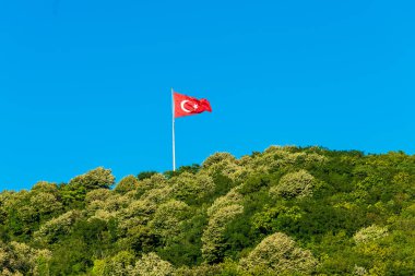 Mavi gökyüzünde dalgalanan Türk bayrağı