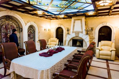 Cricova, Moldova - 01 Ocak 2015: Yeraltı şarap örnekleme salonu. Şarap mahzenleri Cricova, bu ikinci en büyük şarap mahzeni Moldova