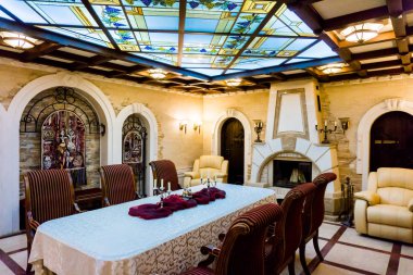 Cricova, Moldova - 01 Ocak 2015: Yeraltı şarap örnekleme salonu. Şarap mahzenleri Cricova, bu ikinci en büyük şarap mahzeni Moldova