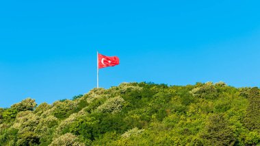 Mavi gökyüzünde dalgalanan Türk bayrağı