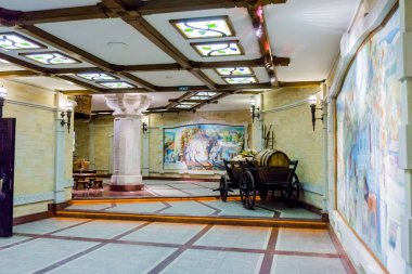 Cricova, Moldova - 01 Ocak 2015: Yeraltı şarap örnekleme salonu. Şarap mahzenleri Cricova, bu ikinci en büyük şarap mahzeni Moldova