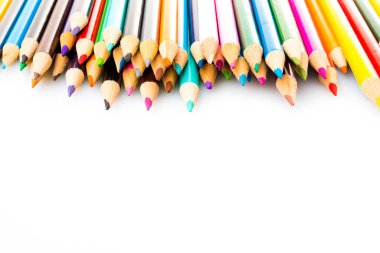 Beyaz arkaplanda izole edilmiş renkli kalemler