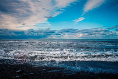 mavi deniz ve bulutlu gökyüzü dalgalar