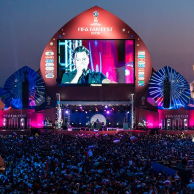 Soçi, Rusya - 7 Temmuz 2018: Futbol taraftarları kare. Sochi içinde 2018 sırasında FIFA Dünya Kupası