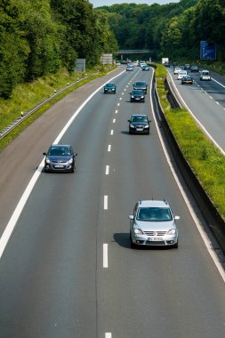 Düsseldorf, Almanya-Ağustos 21,2017: Trafik bir Alman karayolu üzerinde. 