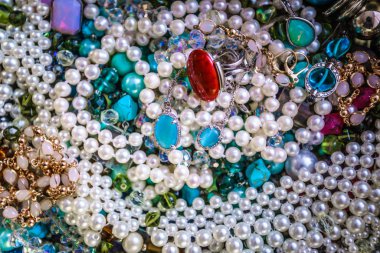 Takı. Kolye, bilezik, yüzük ve zincirler