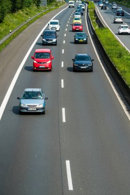 Düsseldorf, Almanya-Ağustos 21,2017: Araba trafik Almanya'daki otoyollar üzerindeki