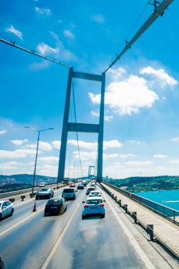 Istanbul, Türkiye - 11 Temmuz 2017: Trafik Boğaziçi Köprüsü'nde. Istanbul 'un Avrupa waterside ile Asya waterside bağlayan Boğaz köprüsünde