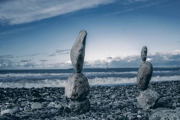 海に対してバランスの石 — ストック写真