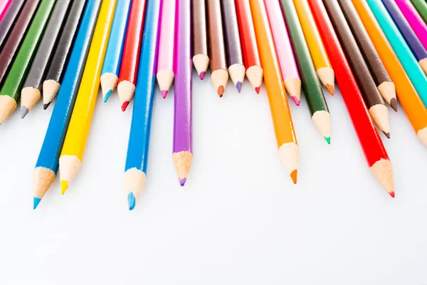 Beyaz Arkaplanda Izole Edilmiş Renkli Kalemler — Stok fotoğraf