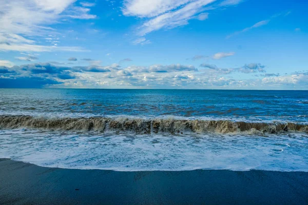 Błękitne Morze Fale Pochmurne Niebo — Zdjęcie stockowe