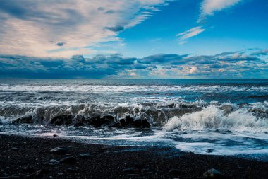 mavi deniz ve bulutlu gökyüzü dalgalar