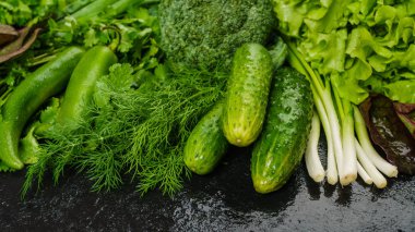 Çeşitli renkli çiğ sebzeleri kapatın.