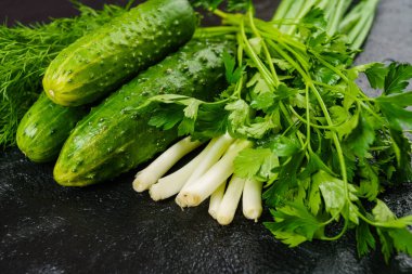 Siyah arka planda taze yeşil salatalık