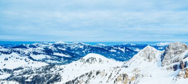 Dağlarda kış manzarası