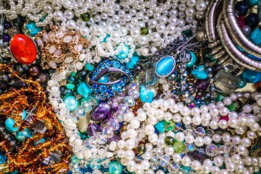 Eski mücevher ile hazine