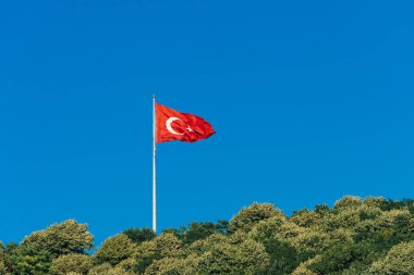 Mavi gökyüzünde dalgalanan Türk bayrağı