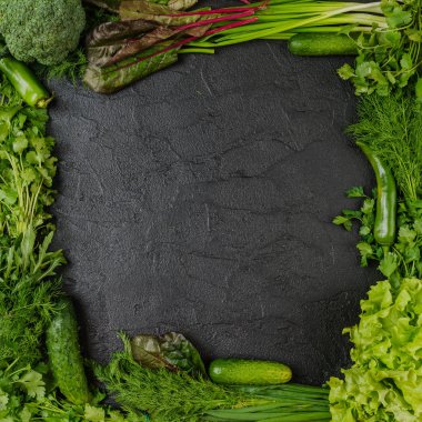 Sebze siyah arka plan üzerine çerçeve