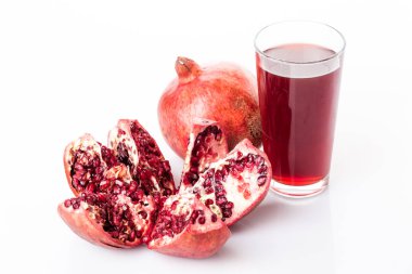 Bir bardak nar suyu taze nar meyve ile