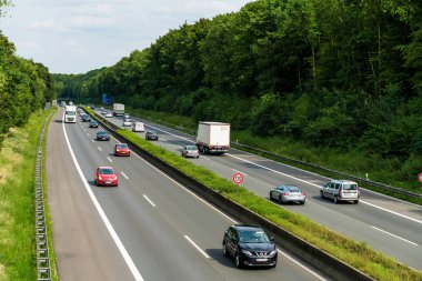 Düsseldorf, Almanya-Ağustos 21,2017: Trafik bir Alman karayolu üzerinde. 