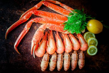 Organik pişmiş Alaska Kral Yengeç bacakları