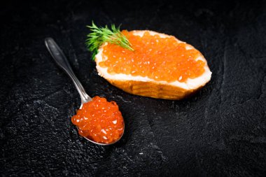 Kırmızı havyar siyah ekmek ile