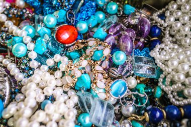 Takı. Kolye, bilezik, yüzük ve zincirler