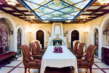 Cricova, Moldova - 01 Ocak 2015: Yeraltı şarap örnekleme salonu. Şarap mahzenleri Cricova, bu ikinci en büyük şarap mahzeni Moldova