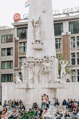 Amsterdam, Hollanda - 5 Eylül 2017: Ulusal Anıt Dam Meydanı (Nationaal anıt op de Barajı) 1956 anıtıdır Amsterdam, Hollanda.