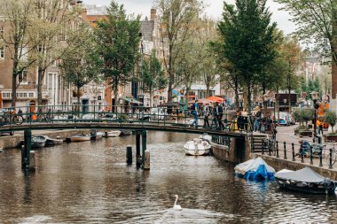 Amsterdam, Hollanda - 5 Eylül 2017: Evleri ve Amsterdam kanal tekneleri