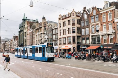 Amsterdam, Hollanda - 5 Eylül 2017: Amstel İstasyonu'ndan çıkış yapan tramvay