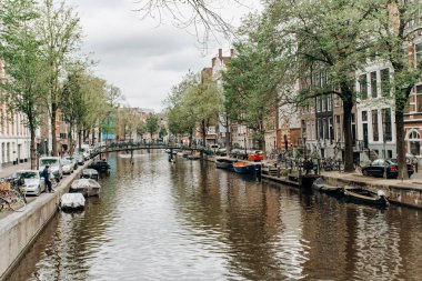 Amsterdam, Hollanda - 5 Eylül 2017: Evleri ve Amsterdam kanal tekneleri