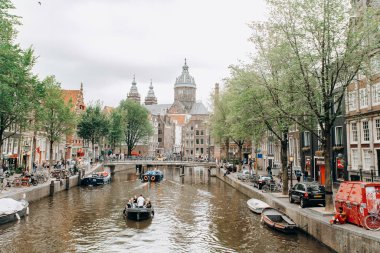Amsterdam, Hollanda - 5 Eylül 2017: Eski şehir Kanal