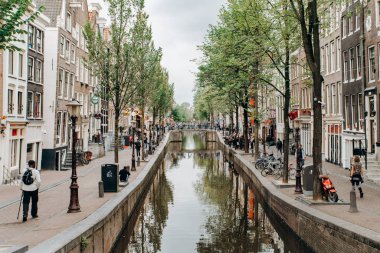 Amsterdam, Hollanda - 5 Eylül 2017: Eski şehir Kanal